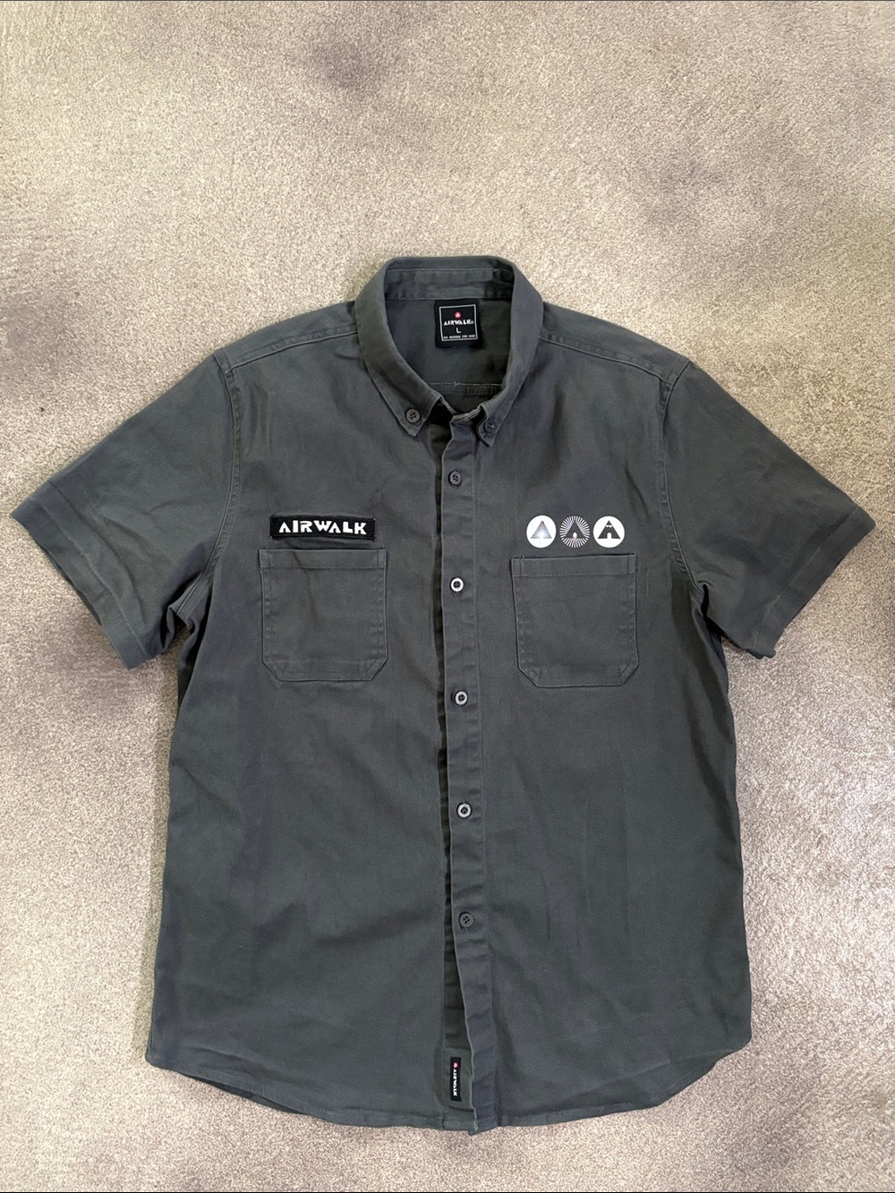 Airwalk Men's Y2K Short-Sleeve Button-Down Shirt in Charcoal (L)